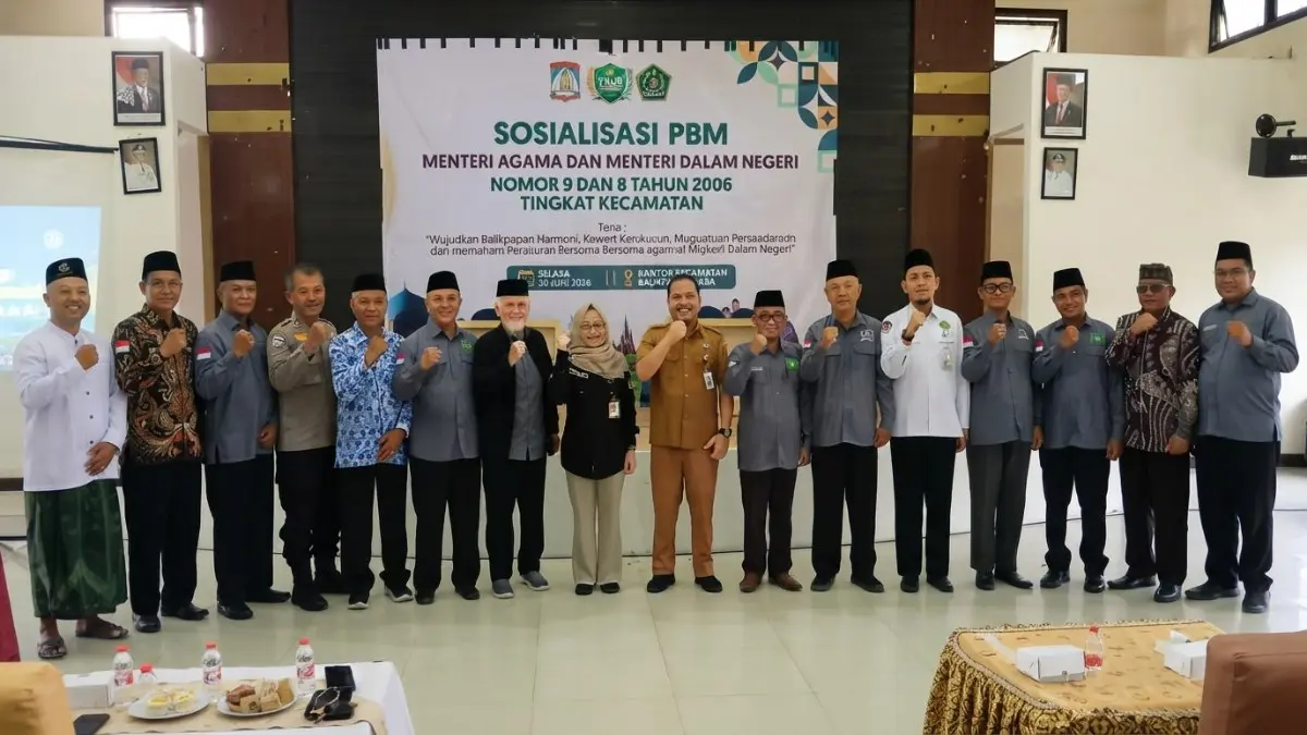 Peserta sosialisasi PBM Nomor 9 dan 8 Tahun 2006 mengikuti pemaparan FKUB Balikpapan tentang penguatan kerukunan umat beragama.