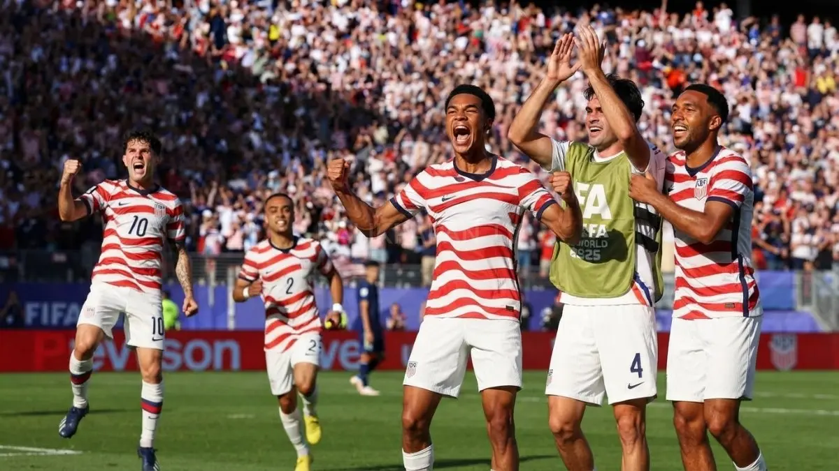 Amerika Serikat tundukkan Bosnia 2-0 meski bermain dengan sepuluh pemain dalam laga dramatis Piala Dunia 2026.(BTV/AI) 