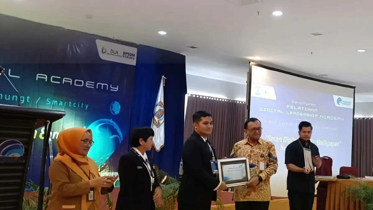 Camat Balikpapan Kota memperlihatkan inovasi SI-MAGGOT BALKOT yang meraih penghargaan nasional pengelolaan sampah digital.