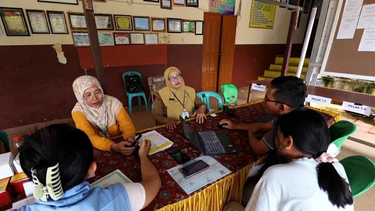 Panitia SPMB SMA 6 Balikpapan tetap melayani verifikasi berkas meski sejumlah wilayah mengalami pemadaman listrik.