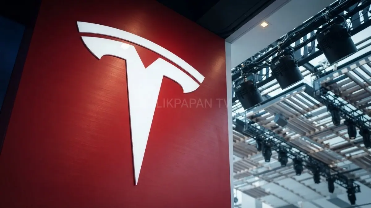 Tesla menghadirkan pembaruan Full Self-Driving untuk jutaan kendaraan Hardware 3 dengan peningkatan kemampuan berkendara otonom.(BTV/AI) 