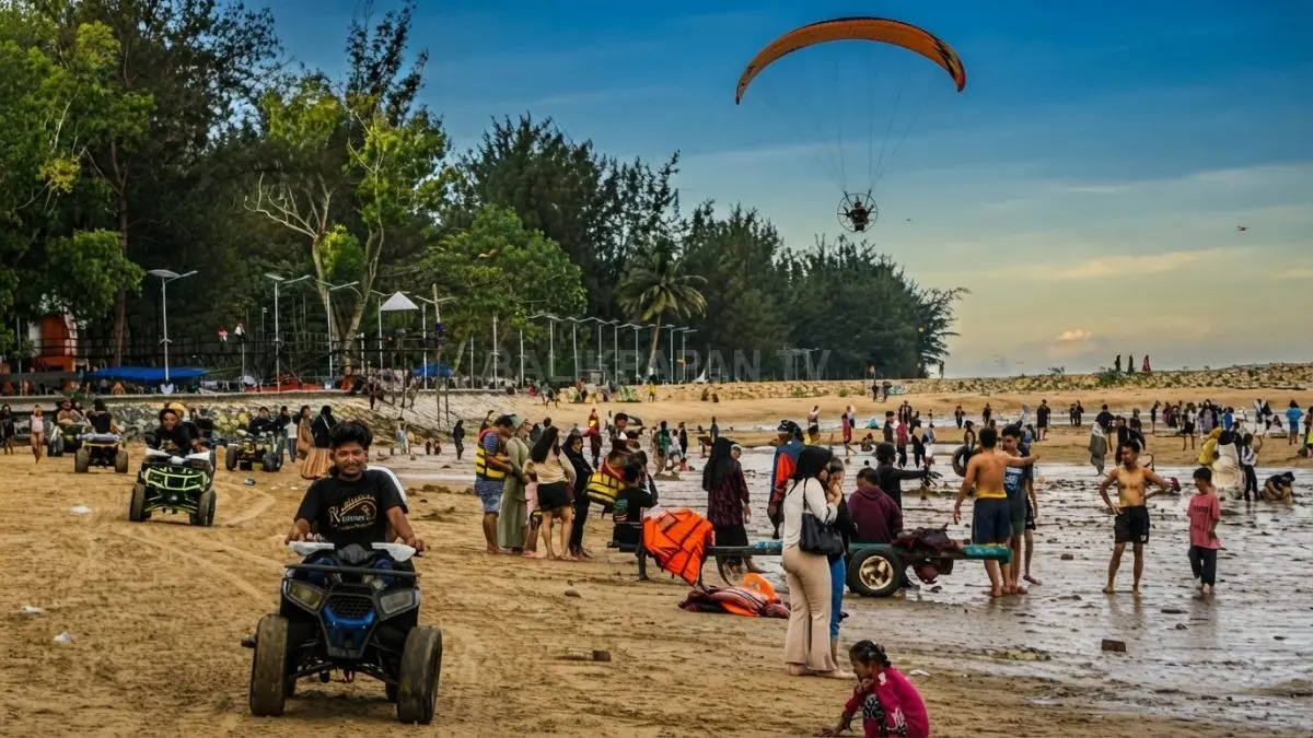 Aktifitas wisatawan di pantai Manggar Balikpapan