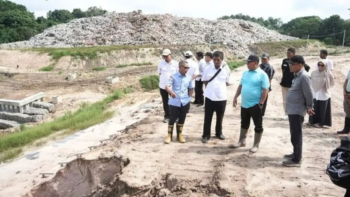 buat gambar Pembangunan tanggul dan penataan saluran air di TPA Sambutan terus dikebut oleh DPUPR Samarinda.