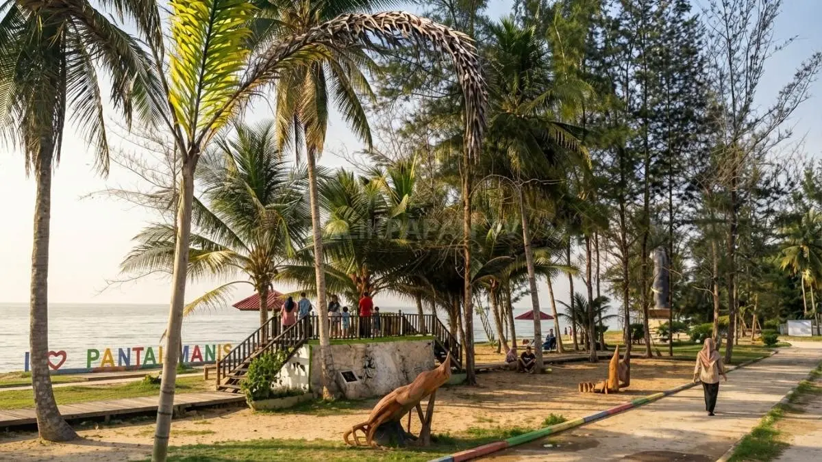 Panorama Pantai Manggar Segarasari di Balikpapan dengan deretan pohon cemara.