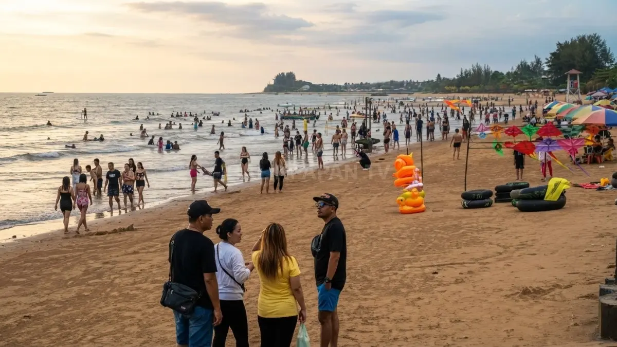 Suasana sore di Pantai Manggar