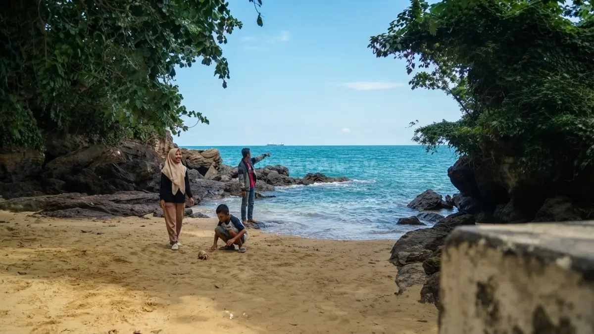 Senja di Pantai Batu-Batu Banua Patra hadirkan siluet batu, kapal, dan panorama memukau. (BTV/AI)
