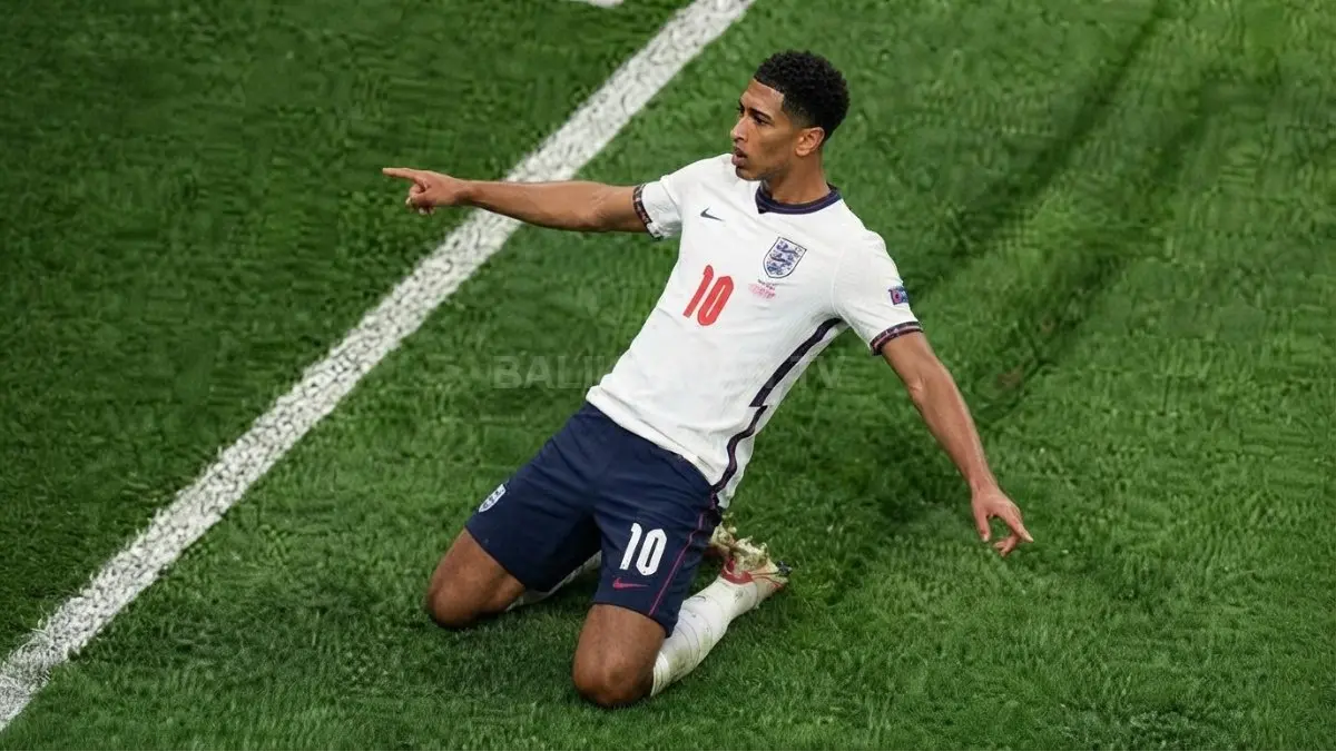 Bintang muda Jude Bellingham melakukan selebrasi setelah mencetak gol untuk tim nasional sepak bola Inggris. (BTV/Ai)
