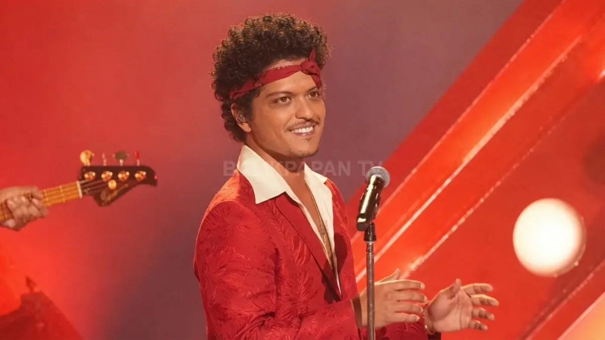 Bruno Mars bersama mariachi menghadirkan nuansa romantis, emosional, penuh pengorbanan melalui alunan musik Latin klasik memikat. (BTV/AI)