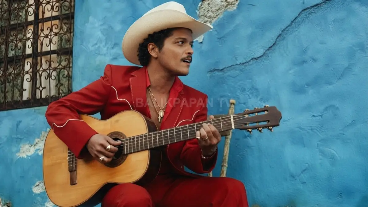 Bruno Mars menghayati Risk It All melalui gitar akustik, balutan charro, dan emosi cinta mendalam. (BTV/AI)