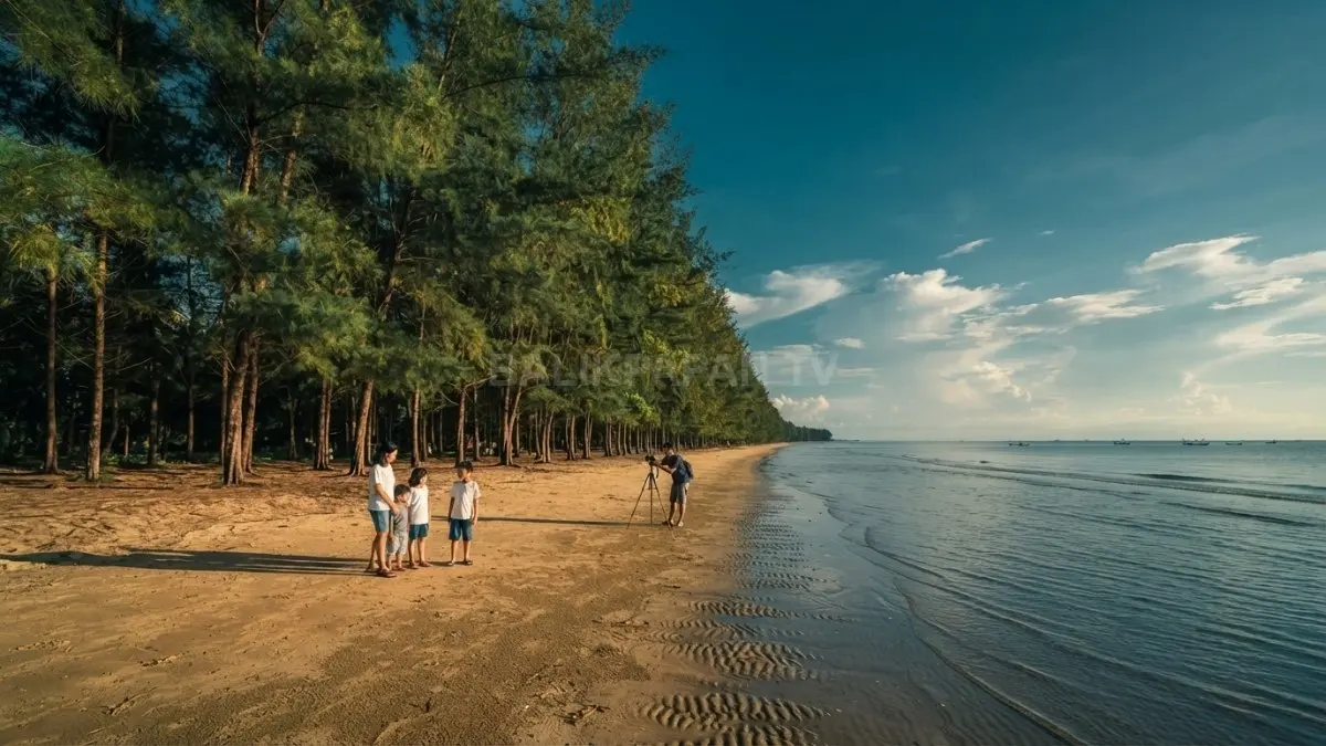 Pantai Watu Beach Lamaru menghadirkan panorama pesisir, suasana santai, area rekreasi luas, dan udara segar alami (BTV/AI)