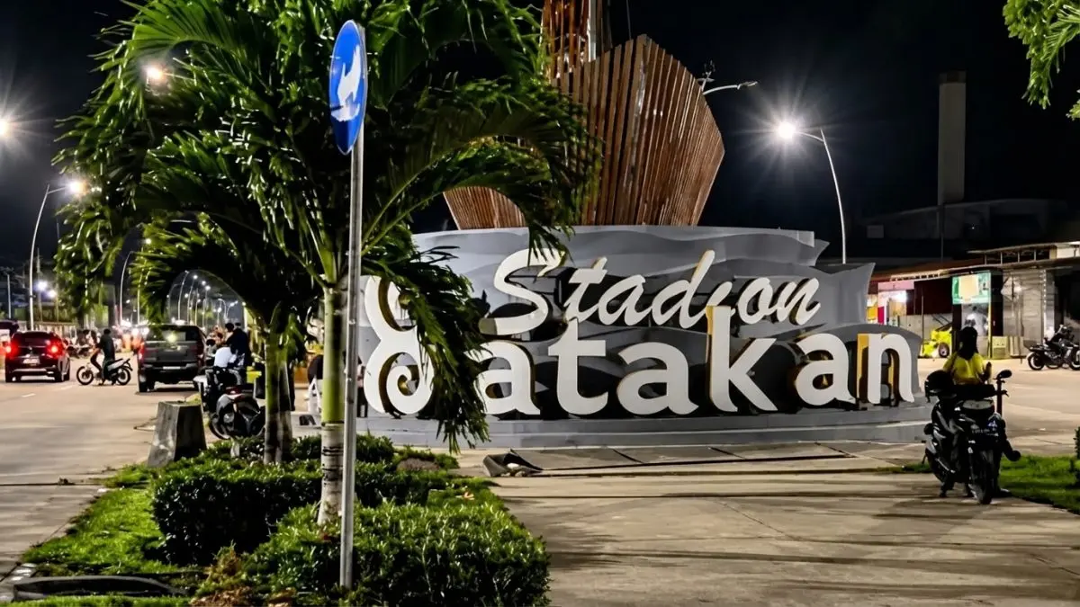 Suasana malam ramai di kawasan Stadion Batakan.