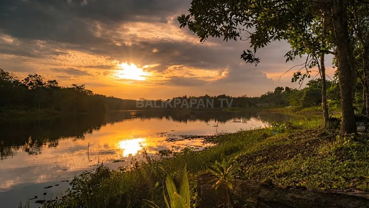 Suasana tenang Danau Cermin Lamaru menjadi tempat ideal melepas penat setelah padatnya rutinitas harian (BTV/AI)