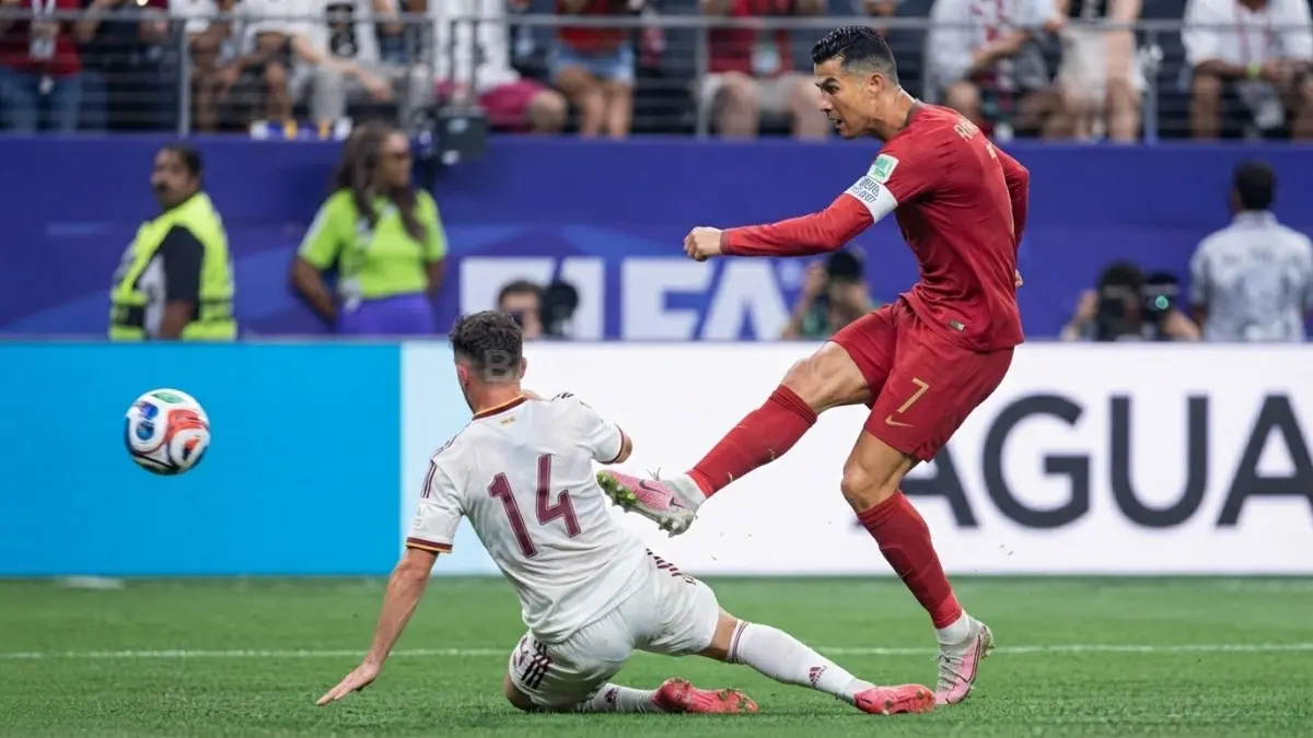 Aksi Cristiano Ronaldo saat melepaskan tendangan dalam pertandingan Portugal menghadapi lawannya di babak gugur.