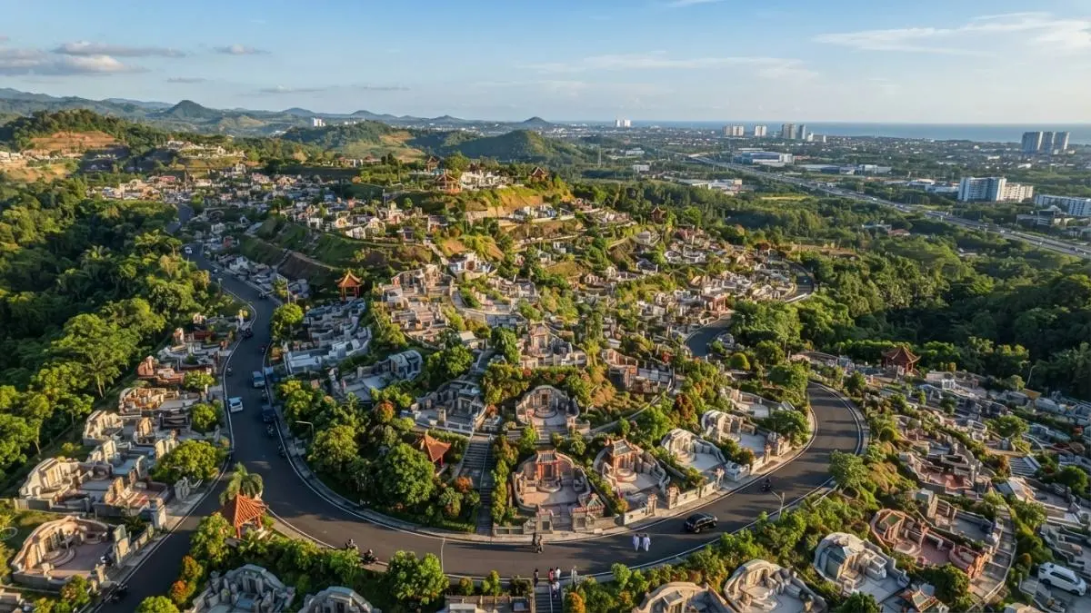 Dari udara terlihat pola orientasi makam mengikuti bentuk topografi. Tata letaknya menunjukkan hubungan erat antara budaya, lingkungan, dan arsitektur lanskap. (BTV/AI)