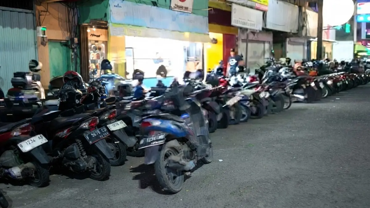 Deretan kendaraan parkir liar memenuhi kawasan tertib lalu lintas di samping Balikpapan Plaza.