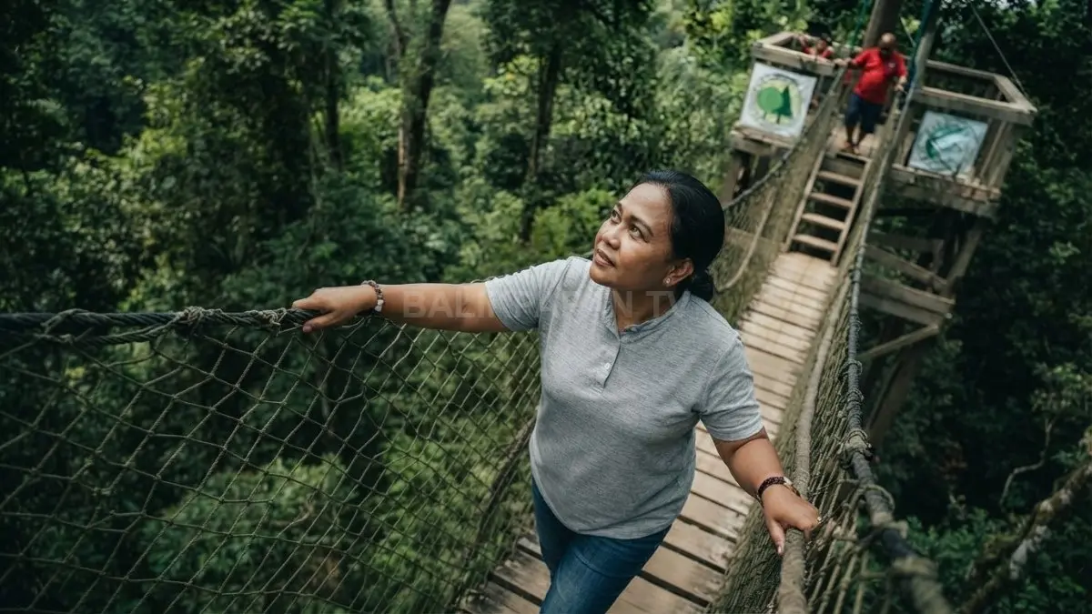 Jalur trekking Bukit Bangkirai menyuguhkan hutan hujan tropis alami dengan ekosistem lestari dan beragam satwa. (BTV/AI)