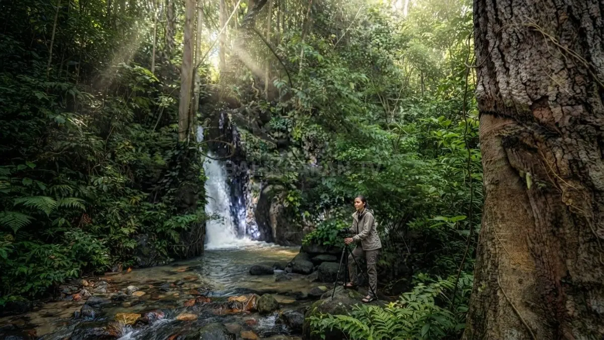 Panorama Air Terjun Katak Samboja menghadirkan aliran bertingkat, hutan tropis alami, dan suasana sejuk menenangkan pengunjung. (BTV/AI)