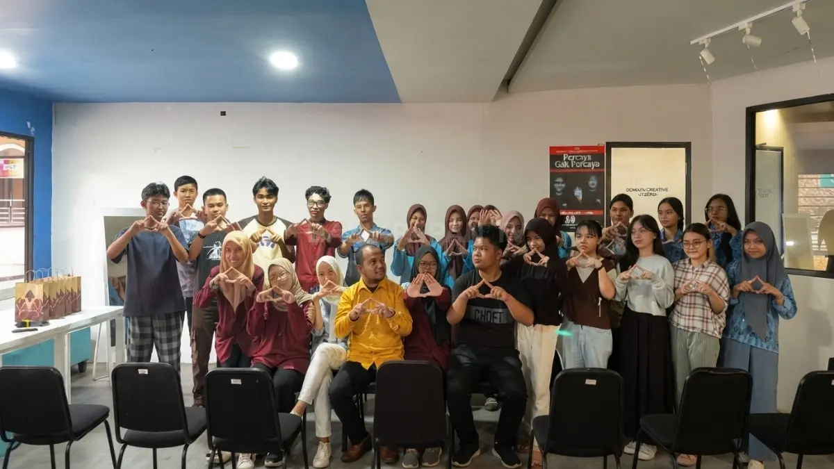 Pelajar Balikpapan mengikuti workshop public speaking bahasa Inggris di English Club Universitas Mulia dengan suasana interaktif. (BTV/AI)