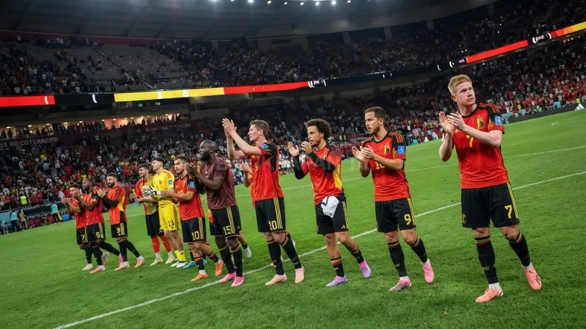 Pemain Belgia mengapresiasi dukungan suporter usai kemenangan penting, menampilkan solidaritas, kebanggaan, dan semangat kebersamaan bersama. (BTV/AI)
