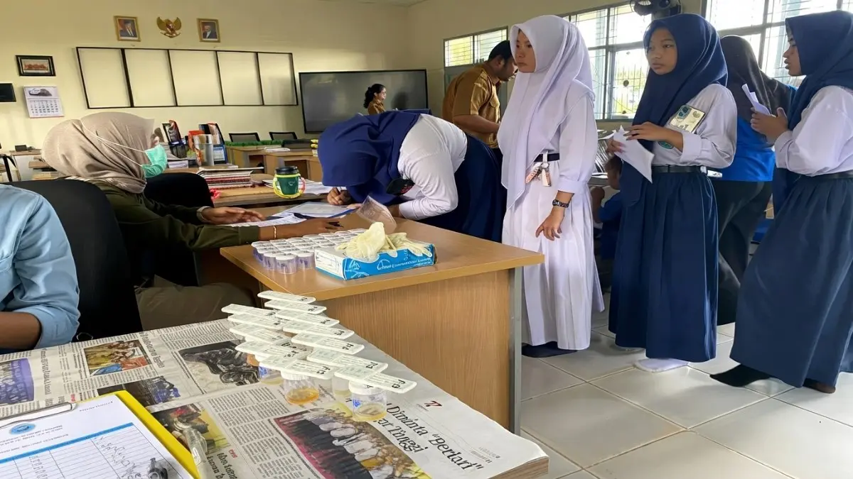 Petugas BNN Kota Samarinda melakukan skrining tes urine kepada siswa baru SMA Negeri 2 Loa Janan saat MPLS.