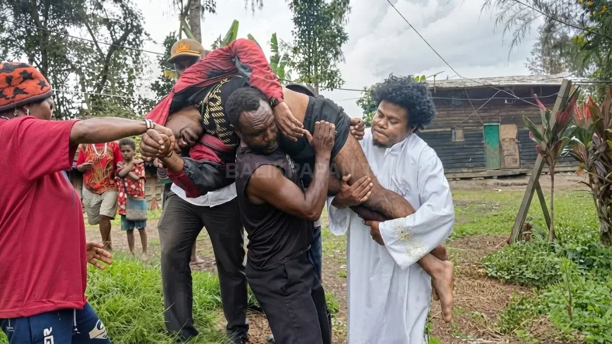 Petugas keamanan berjaga di Distrik Sugapa, Intan Jaya, usai insiden penembakan warga sipil. (BTV/AI)