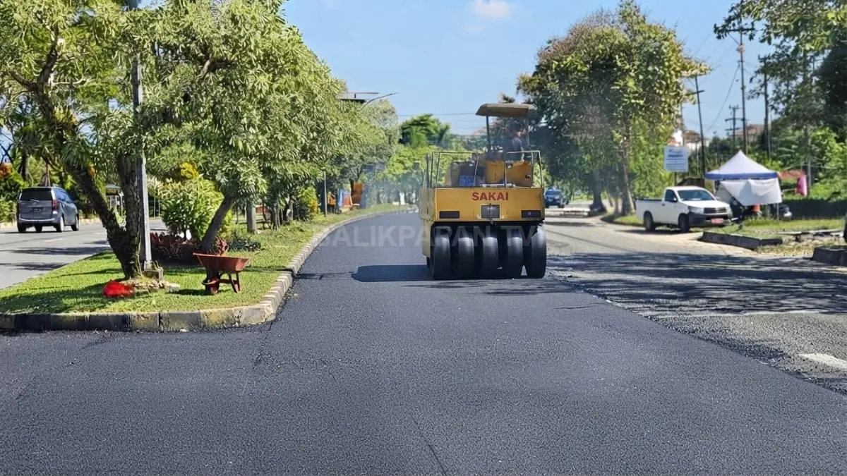 Proses pengaspalan pada titik kerusakan jalan nasional di kawasan Nenang untuk meningkatkan keselamatan pengguna jalan.