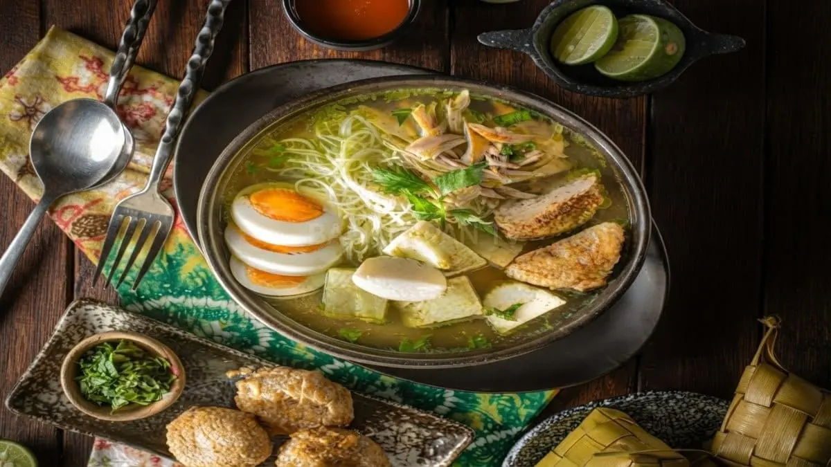 Semangkuk Soto Banjar hangat dengan rempah khas menghadirkan cita rasa autentik warisan Kalimantan Selatan. [BTV:AI]