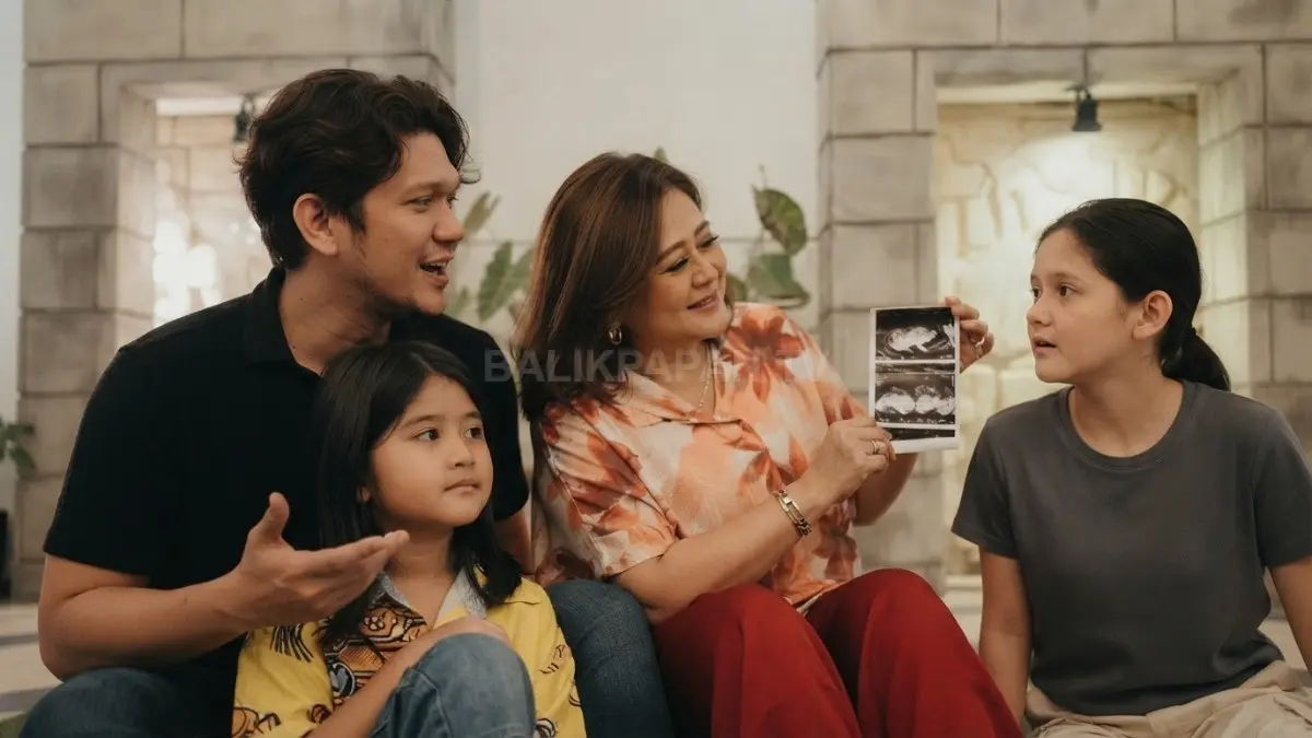 Foto keluarga Iko Uwais dan Audy Item bersama dua putri mereka dengan suasana hangat. (BTV/AI)
