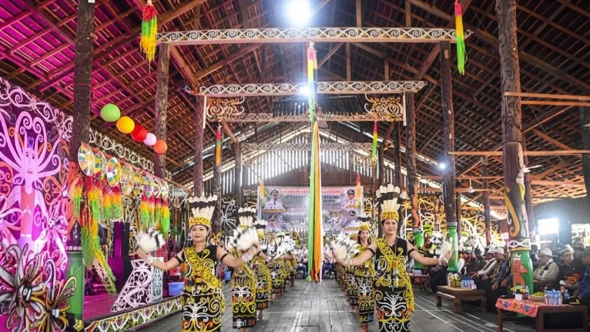 Penari Dayak Kenyah menampilkan tarian tradisional yang memukau wisatawan setiap akhir pekan di Pampang (BTV/AI)