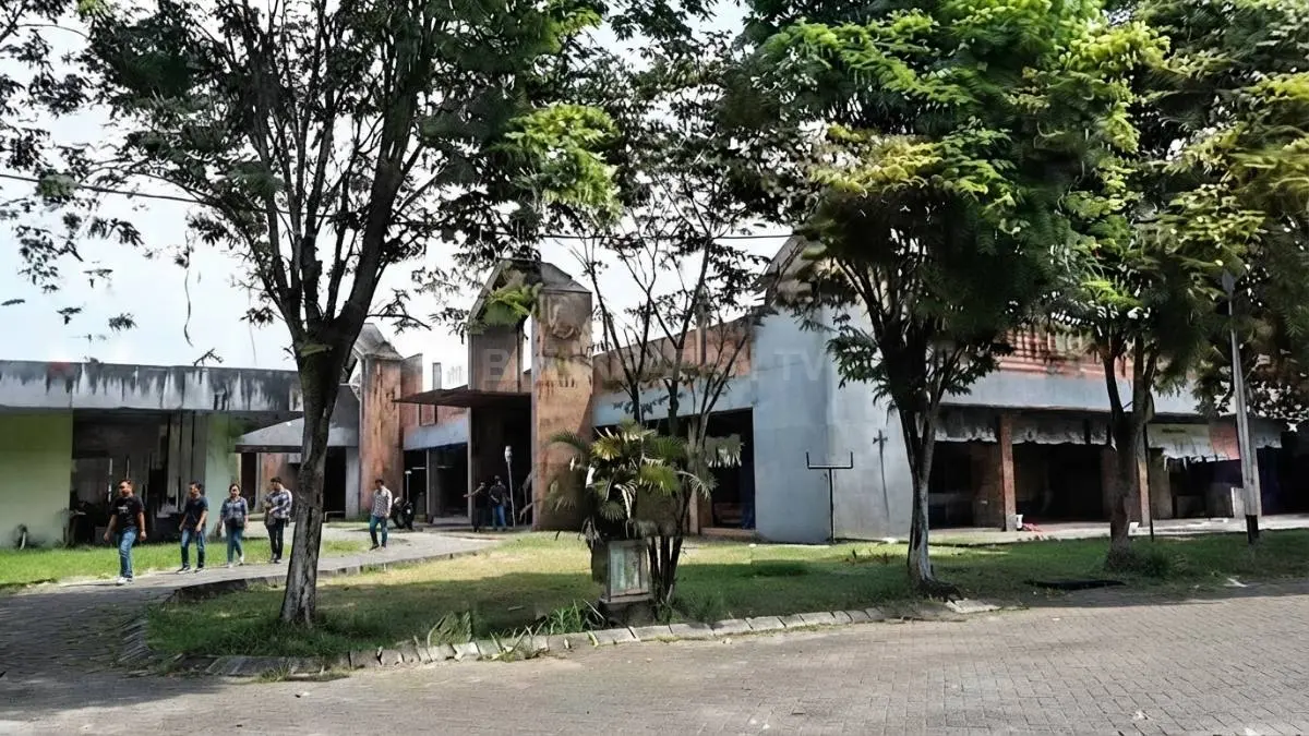 Penataan juru parkir binaan meningkatkan ketertiban layanan parkir serta kenyamanan pengunjung di kawasan pasar tradisional. (BTV/AI)