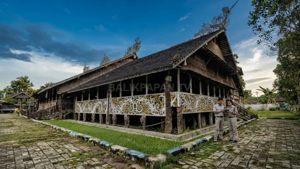 Rumah Lamin menjadi pusat pelestarian budaya Dayak Kenyah sekaligus daya tarik wisata budaya Kalimantan Timur. (BTV/AI)