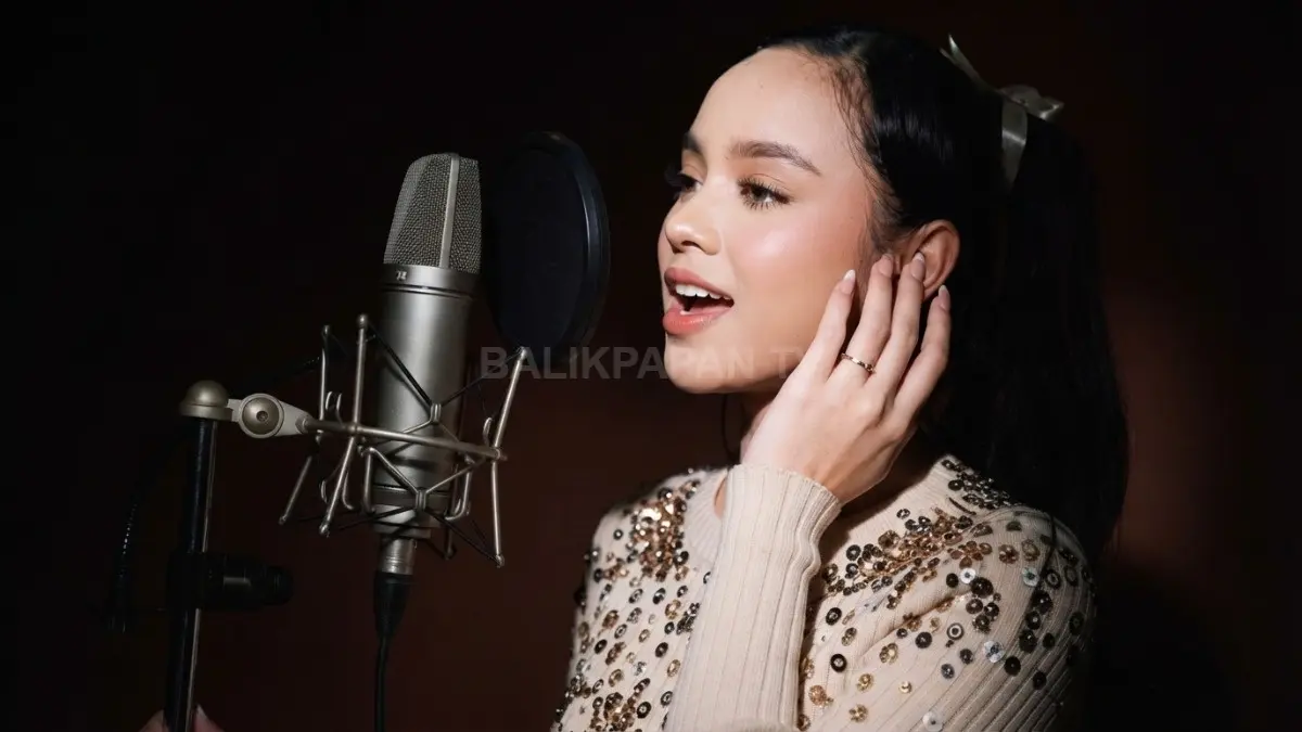 Ilustrasi proses rekaman lagu soundtrack di studio musik profesional. (BTV/AI)