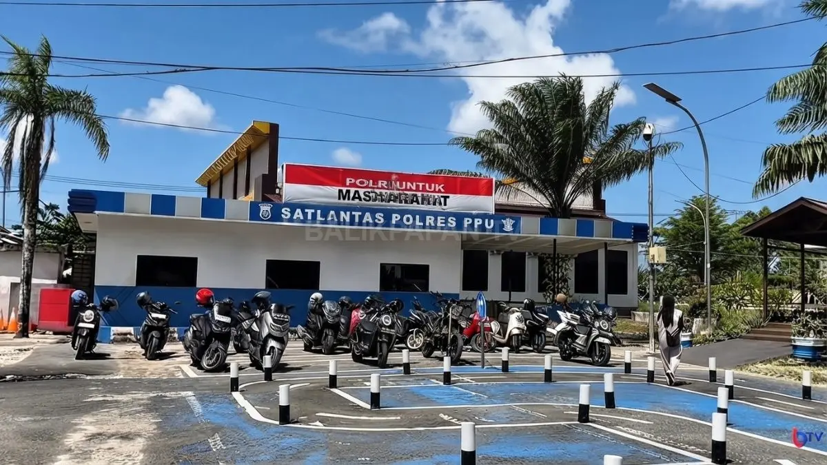 Kebiasaan mengunci ganda dan parkir di lokasi aman membantu mencegah pencurian kendaraan bermotor di ruang publik. (BTV/AI)