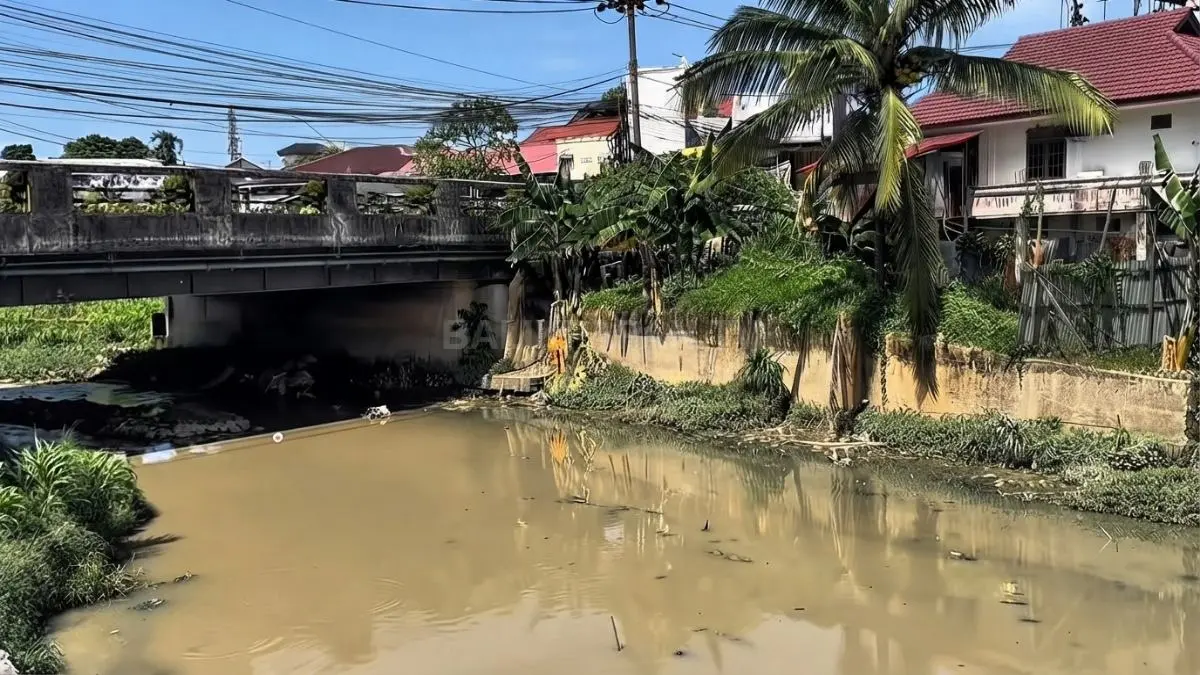 Kolaborasi pendanaan dan pembebasan lahan menjadi strategi mempercepat pengendalian banjir di kawasan Sungai Ampal Balikpapan. (BTV/AI)