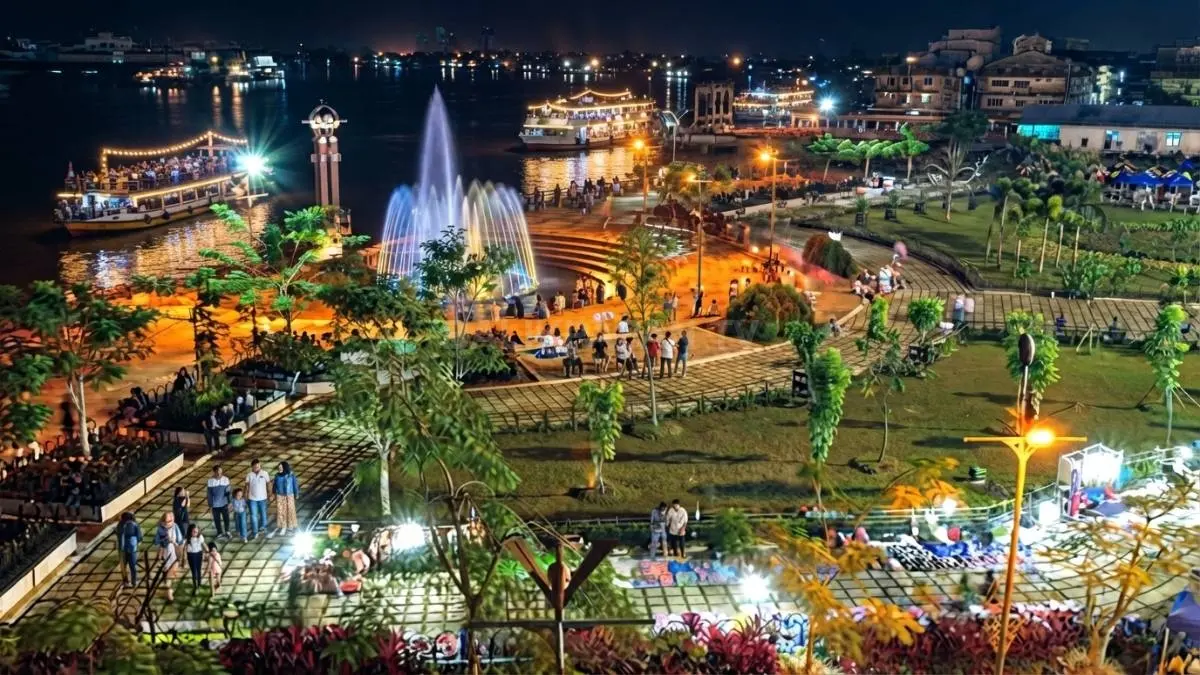 Panorama Taman Alun Kapuas menghadirkan keindahan Sungai Kapuas sebagai ikon wisata Kota Pontianak yang memikat (BTV/AI)
