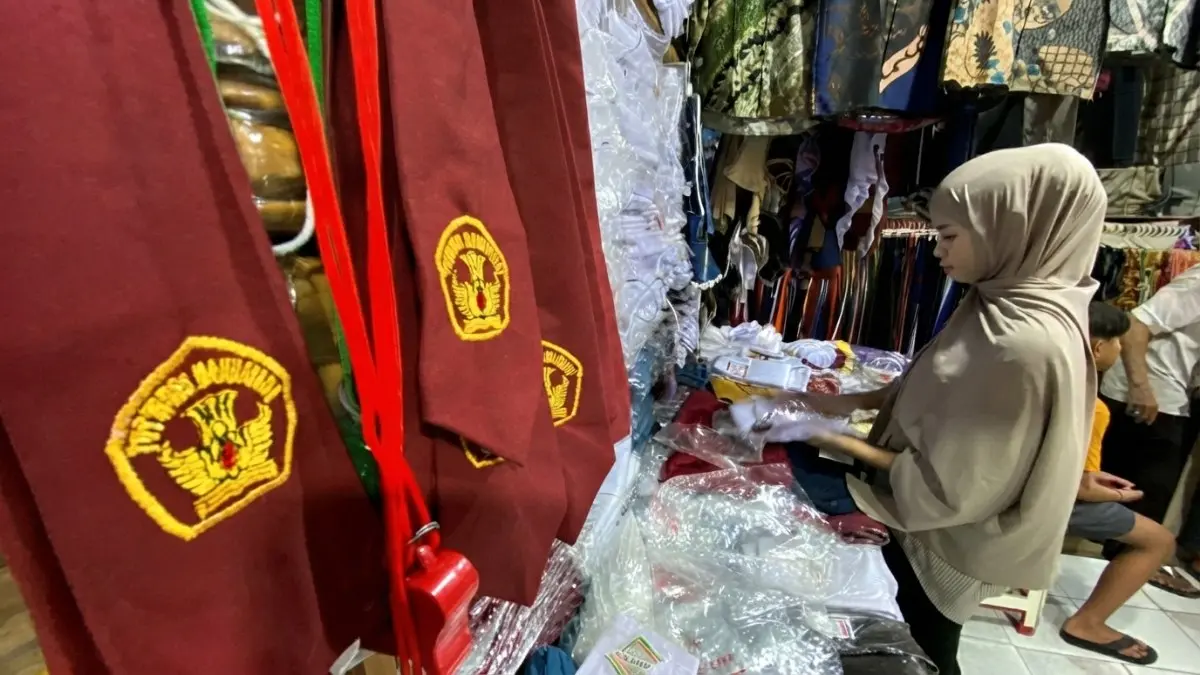 Pedagang seragam sekolah di Pasar Klandasan Balikpapan.