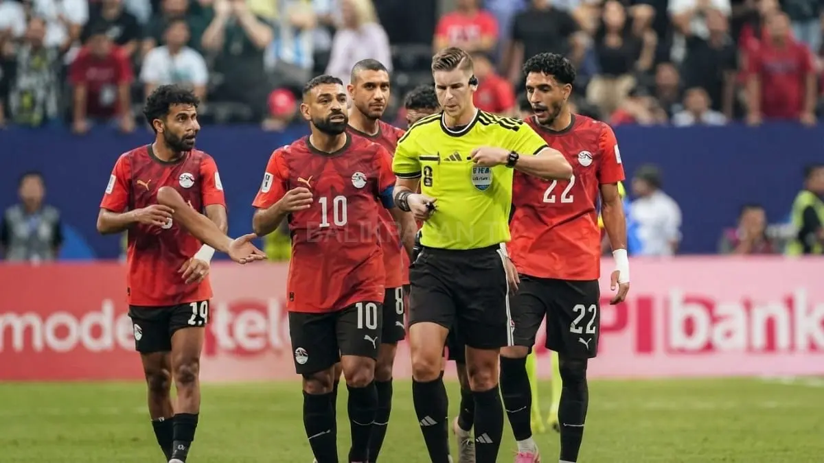 Pemain Mesir memprotes keputusan wasit setelah kalah dramatis dari Argentina pada Piala Dunia 2026. [BTV:AI]