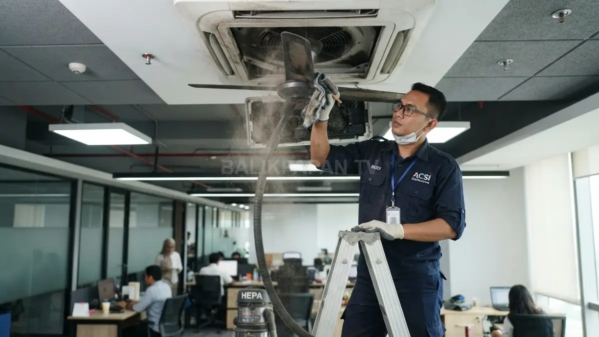 Pembersihan ventilasi dan baling-baling kipas untuk mengurangi partikel yang berputar di udara. (BTV/AI)