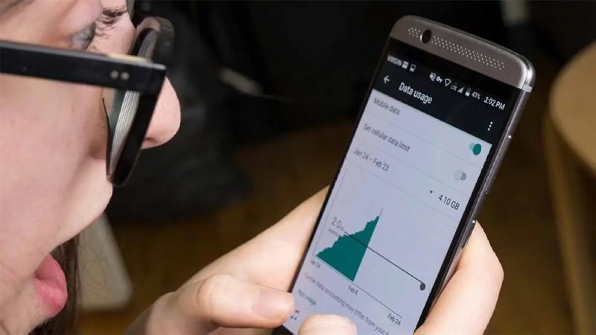 Pengguna smartphone mengatur fitur penghemat data untuk mengurangi konsumsi kuota internet. (BTV/AI)