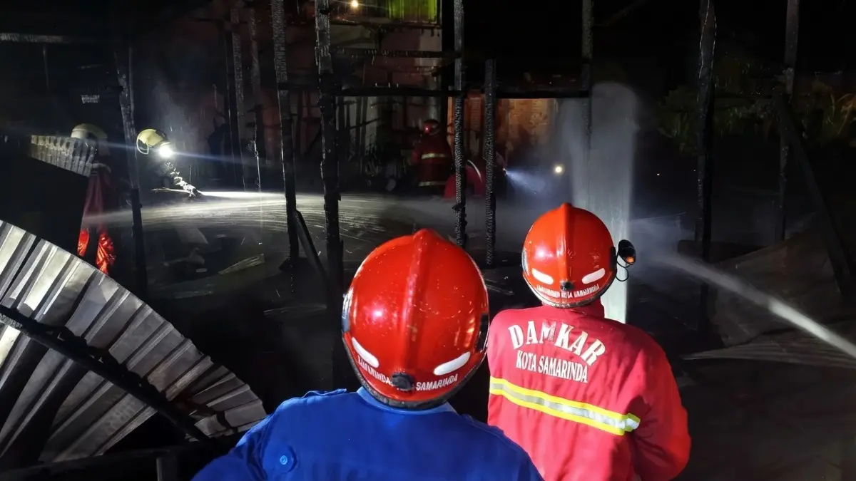 Petugas pemadam berjibaku memadamkan kobaran api yang menghanguskan rumah bangsalan di Kelurahan Sambutan.