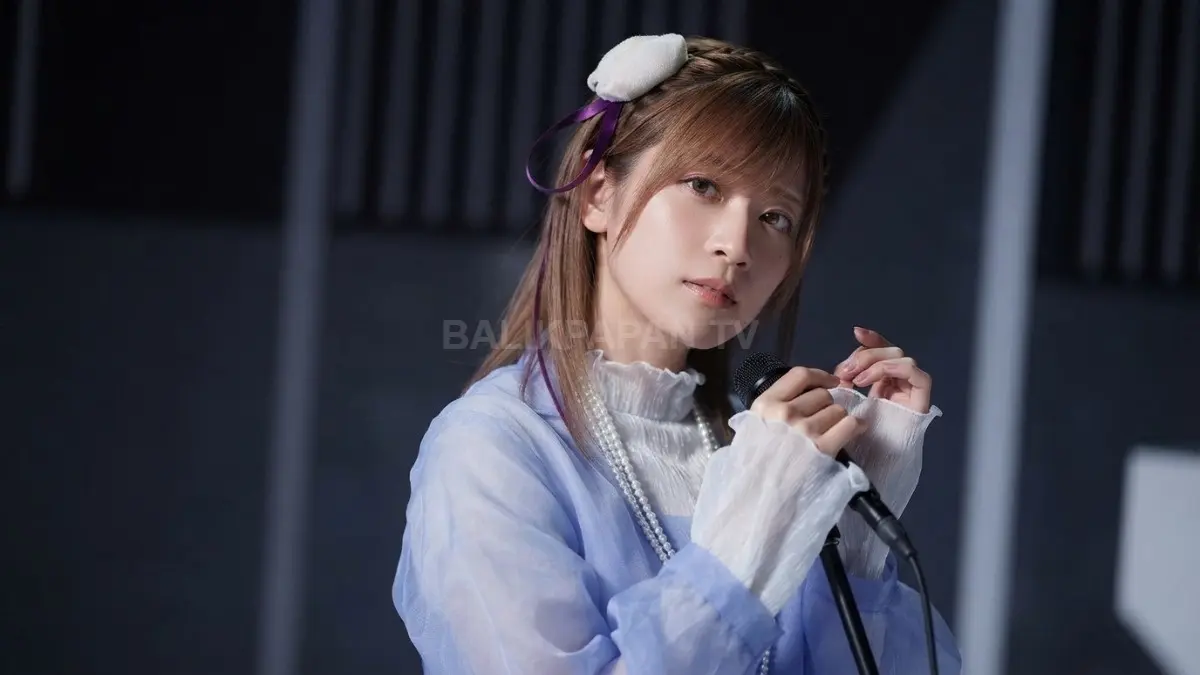 Rie Takahashi menyanyikan lagu Stay Alive untuk ending Re:Zero - Starting Life in Another World season 4. (BTV/AI)
