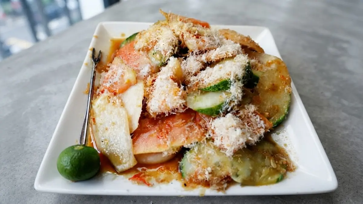 Rujak ebi menghadirkan perpaduan buah segar, bumbu pedas, dan taburan ebi yang khas menggugah selera. (BTV/AI)