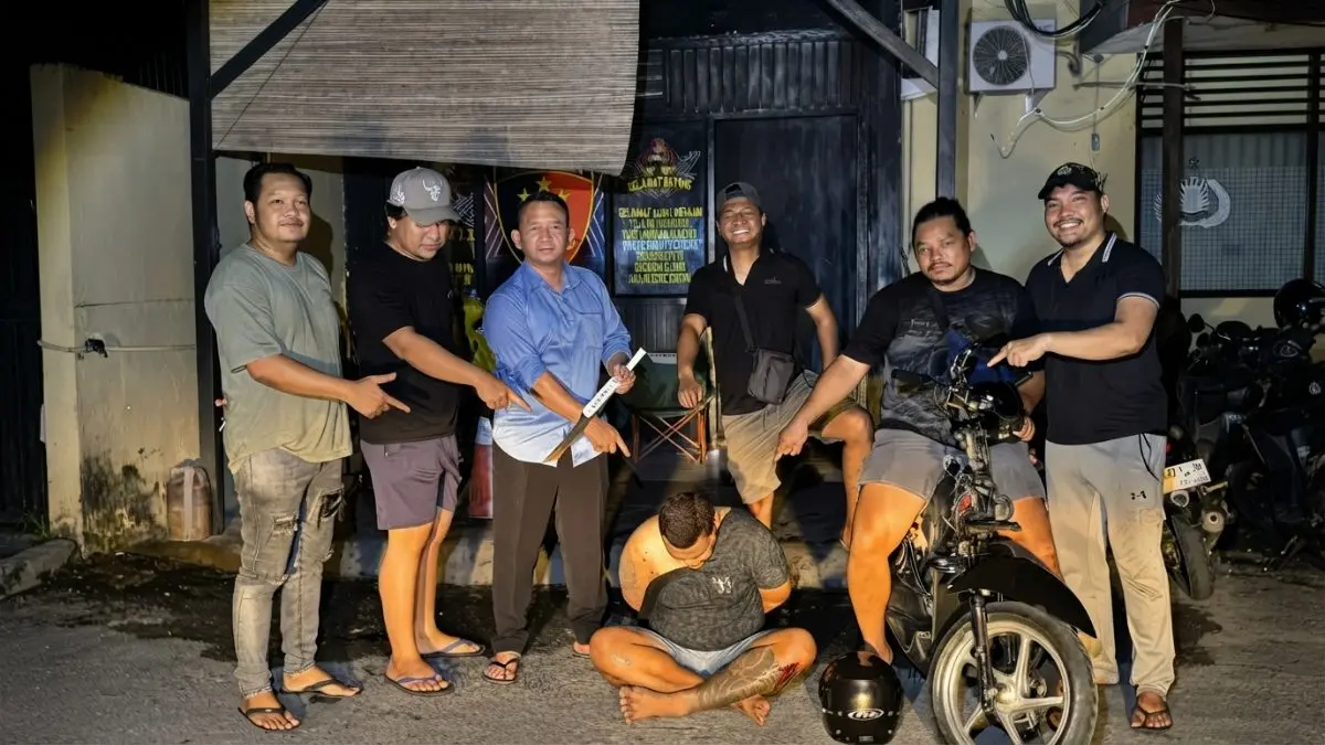 seorang pria diamankan setelah aksinya mengacungkan parang kepada pengguna jalan memicu keresahan warga. 