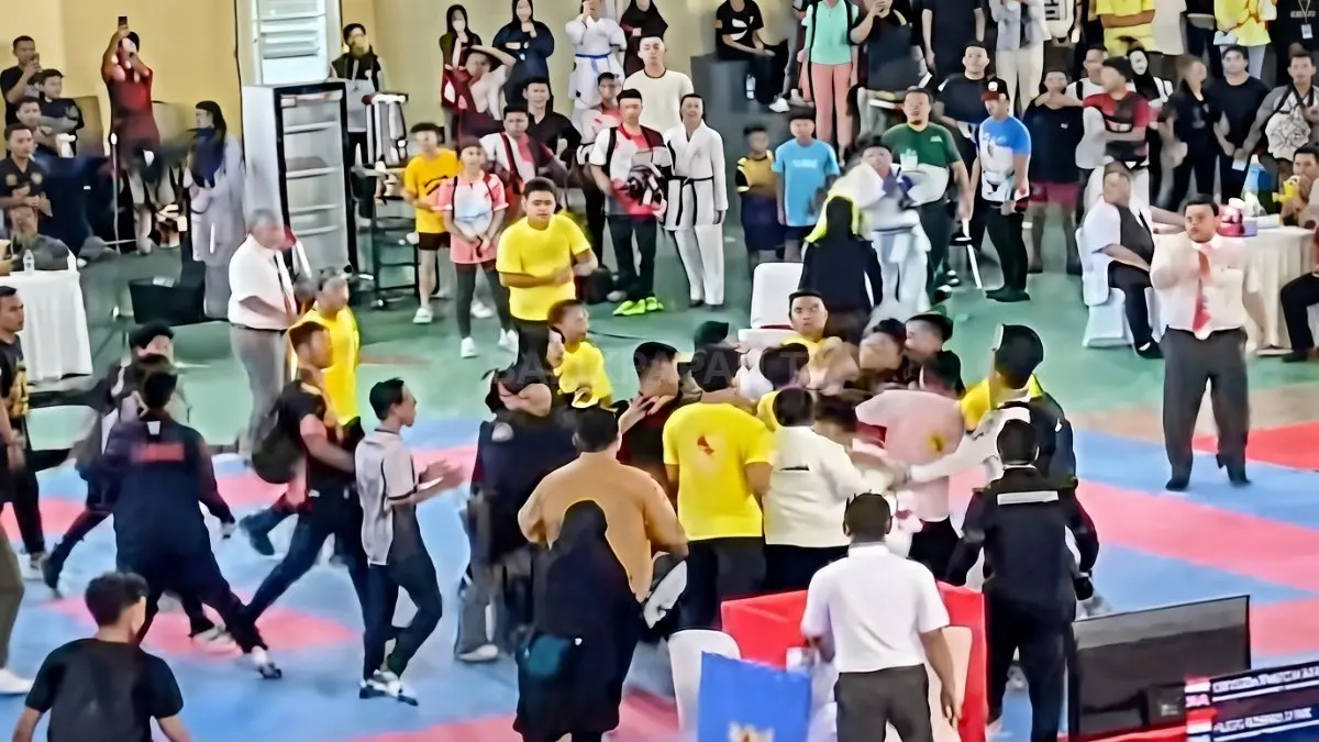 Suasana memanas di arena Kejurnas Karate Piala Presiden 2026 setelah protes terhadap keputusan pertandingan menjadi sorotan publik. (BTV/AI)