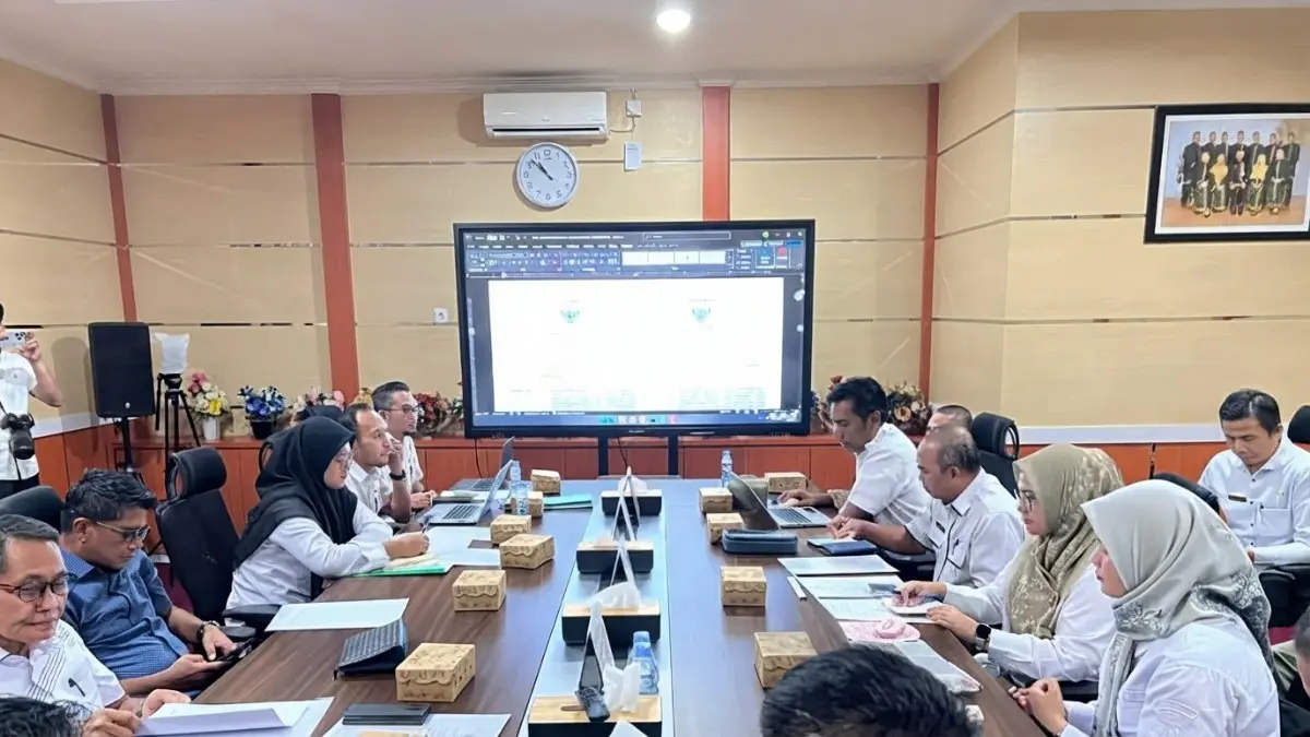 Suasana RDP DPRD Paser membahas regulasi tempat hiburan usai terungkap data 33 karaoke berizin OSS.