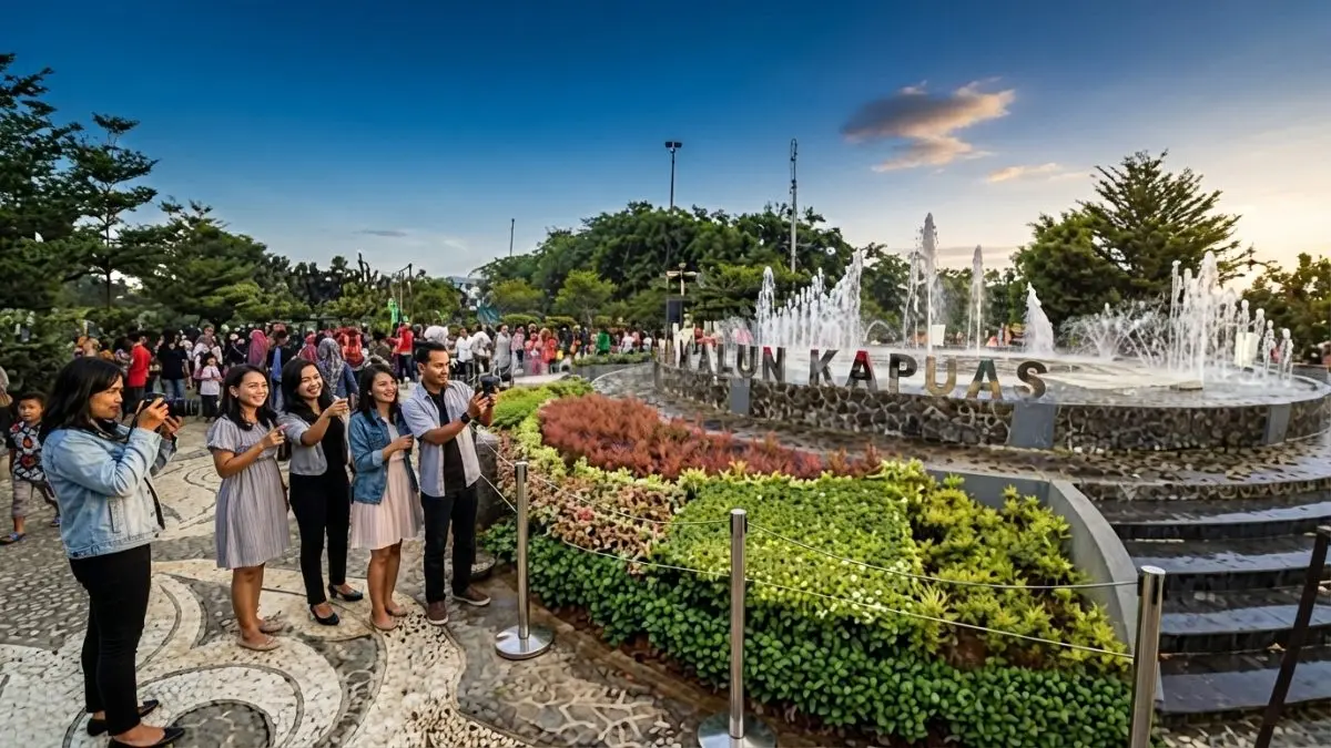 Taman Alun Kapuas menawarkan panorama Sungai Kapuas, ruang publik hijau, dan wisata tepian kota Pontianak menarik (BTV/AI)
