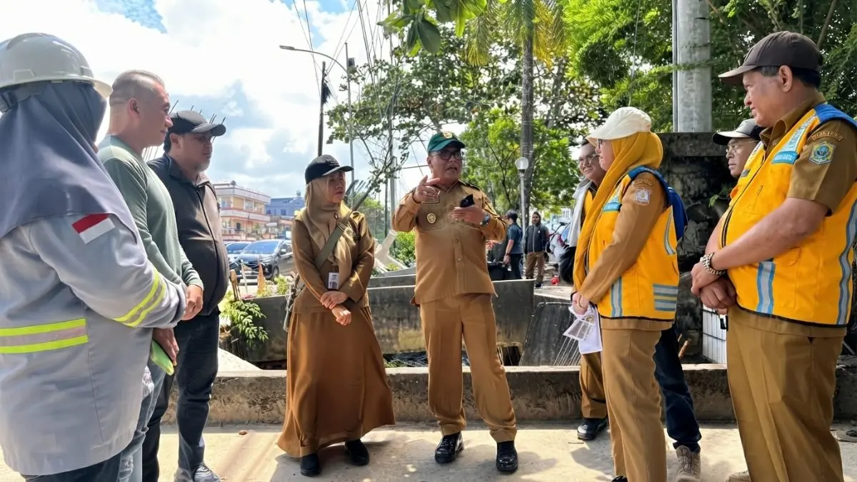 Wakil Wali Kota Balikpapan bersama DPU meninjau progres pembangunan saluran drainase di kawasan Inhutani.