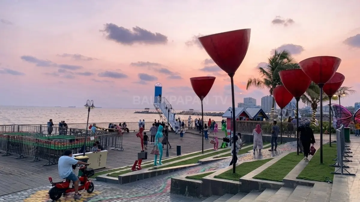 Kawasan kuliner tepi pantai Balikpapan menawarkan beragam hidangan internasional dengan suasana santai dan pemandangan laut. (BTV/AI)