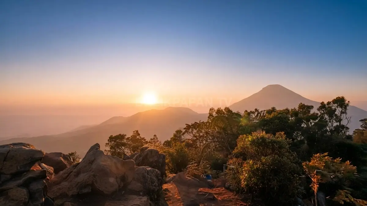 Menjelajahi rute menuju Dieng menawarkan pengalaman wisata alam yang memikat sejak awal perjalanan hingga tujuan akhir. (BTV/AI)