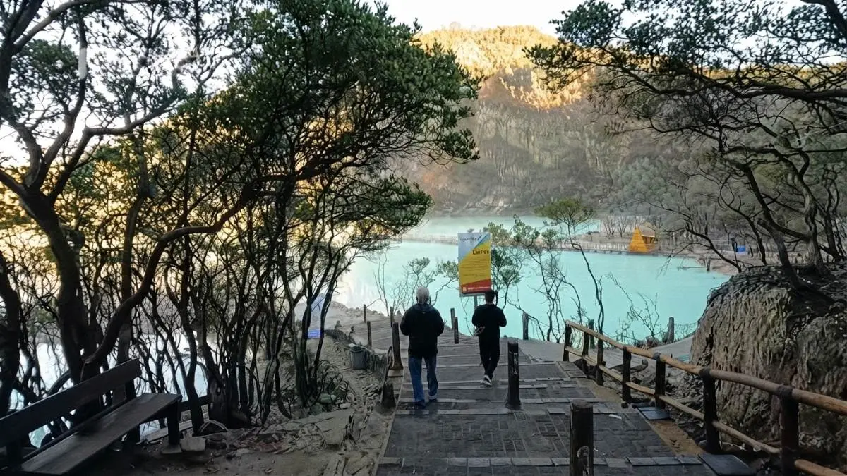 Panorama Kawah Putih Ciwidey memikat wisatawan melalui danau vulkanik eksotis berfasilitas lengkap sepanjang musim liburan. (BTV/AI)